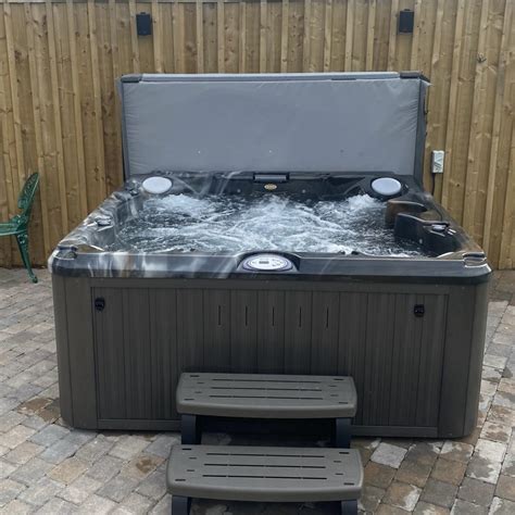 J Classic Hot Tub With Open Seating Outback