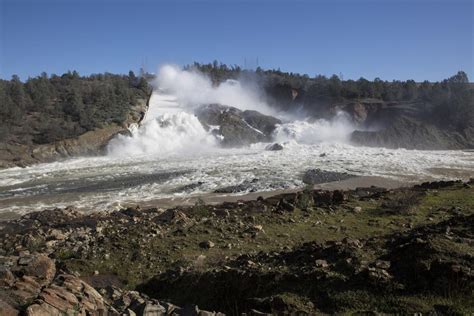 Oroville Dam S Emergency Spillway Used For First Time Amid Rising Waters Officials Say Public