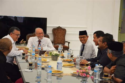 Sowan Ke Wali Nanggroe Aceh Kepala Pengadilan Tinggi Kagum Kemegahan