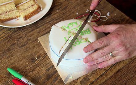 How to Cut A Cake, According to Science | Reader's Digest