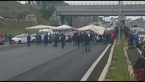 Protesta Ambulanti A Roma Raccordo Anulare Bloccato La Stampa