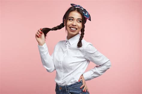 Latina Gaie Femelle Avec La Chemise Blanche Lumineuse De Sourire De Port Et Le Bandana Sur La