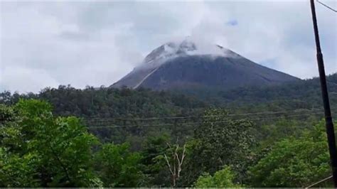 Gunung Lewotobi Laki Laki Di Flores Timur Erupsi