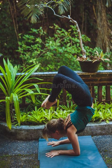 Jovem Mulher Que Faz A Ioga Fora No Ambiente Natural Imagem De Stock