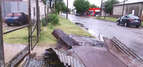 El fuerte viento provocó la caída de árboles Y postes y voló el techo