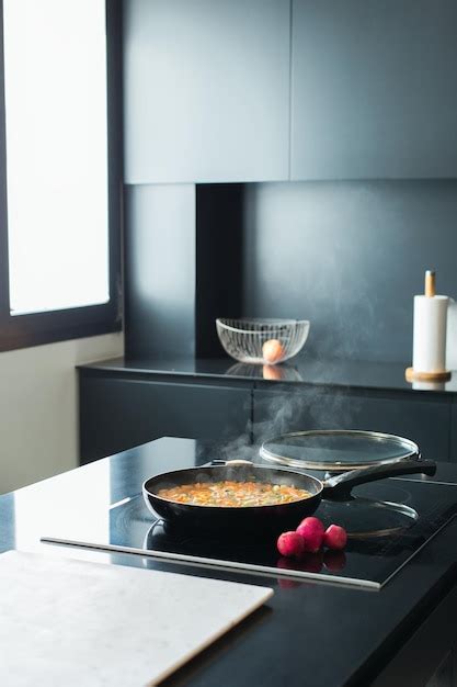 Estofado de verduras en una sartén en la cocina moderna Foto Premium