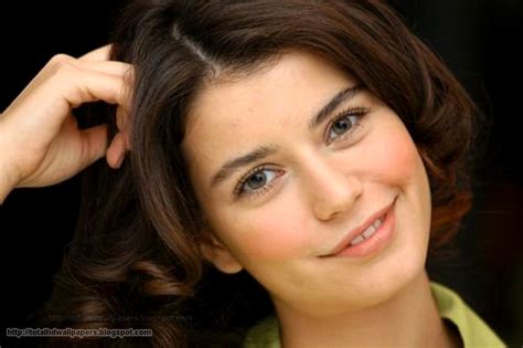 Beren Saat Bio Height Age Weight Husband Boyfriend Facts Super