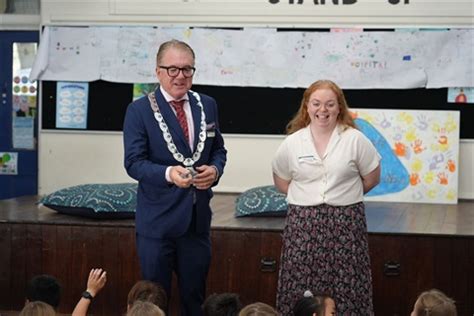 Mayor & Governance Manager Inspire West Leederville Primary Schoolers