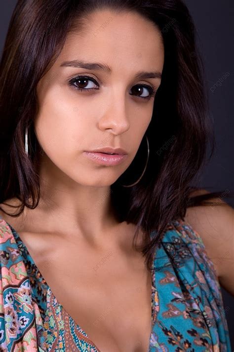 Chân Dung Trẻ đẹp Brunette Trên Nền đen Hình Chụp Và Hình ảnh Để Tải Về