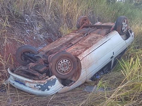 Motorista Fica Ferido Ap S Carro Colidir Em Caminh O Sair Da Pista E