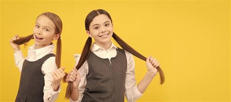 Amigos das meninas da escola crianças felizes seguram cabelos compridos