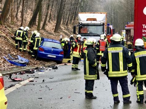 Schwerer Verkehrsunfall Zwischen Aue Und L Nitz B Voll Gesperrt