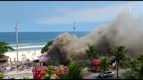 V Deo Quiosque Pega Fogo Na Orla Da Barra Da Tijuca Rio De Janeiro G