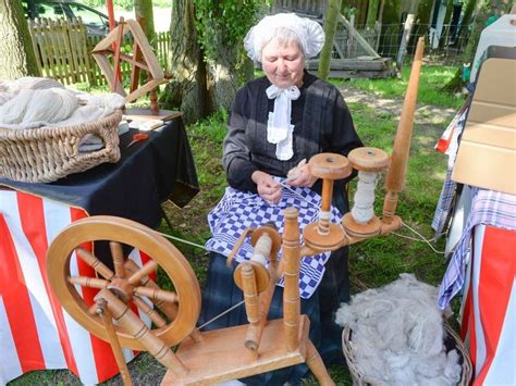 Kunst Und Kreativmarkt Auf Dem Hof Holz Zog Besucher An