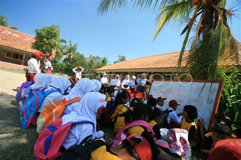 Belajar Di Bawah Pohon Antara Foto