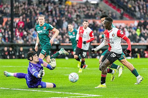 Feyenoord triunfa pero Santi Giménez mantiene su sequía goleadora