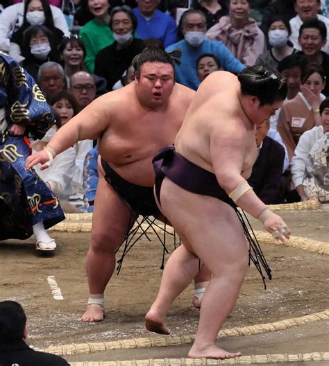 ＜大相撲8日目＞隆の勝（左）を押し出しで破る豊昇龍（撮影・井垣 忠夫） ― スポニチ Sponichi Annex スポーツ