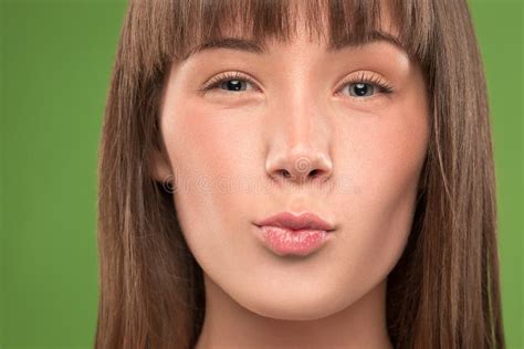 Blonde Joven De La Mujer Del Retrato Hermoso De La Cara Con Beso Largo Del Pelo Foto De Archivo