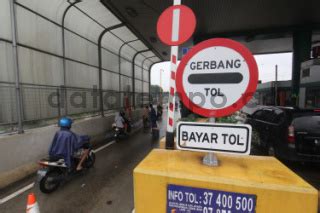 Pengendara Sepeda Motor Masuk Jalan Tol Akibat Banjir Datatempo