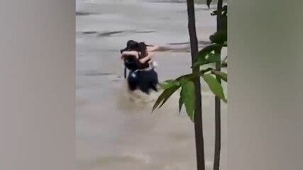 VÍDEO Três amigos se abraçam antes de serem arrastados por enchente na