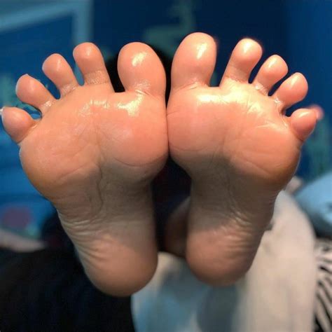 Oiled Soles And Spread Toes Upvote For A Surprise In Your Dms Scrolller