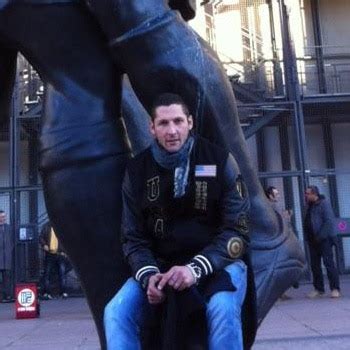 Materazzi Pose Devant La Statue Du Coup De T Te De Zidane Kultt