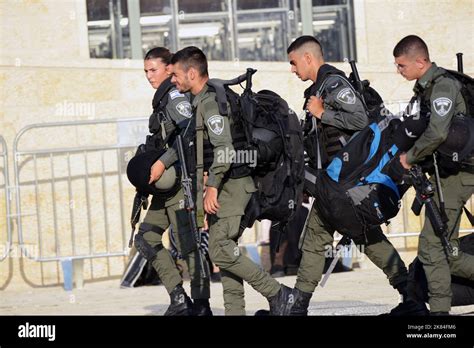 Soldados De La Policía Fronteriza Israelí En Un Puesto De Control De Seguridad En La Ciudad