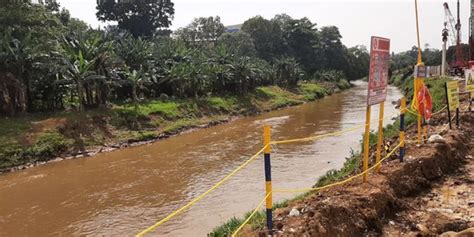 Begini Cara Kerja Saringan Sampah Di Kali Ciliwung Libatkan Ribuan