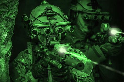 Brilliant new imaging system gives soldiers hybrid thermal/night vision ...