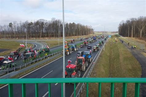 Rolnicy się nie poddają Wciąż blokują ważną trasę w regionie Nie