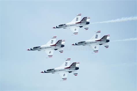 Six Thunderbird Jets In Formation Maneuvers Stock Photo - Image of crew ...