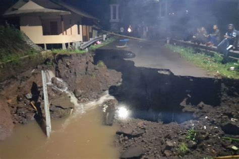 Longsor BPBD Tasikmalaya Tutup Akses Jalan Cigalotang Malam Ini