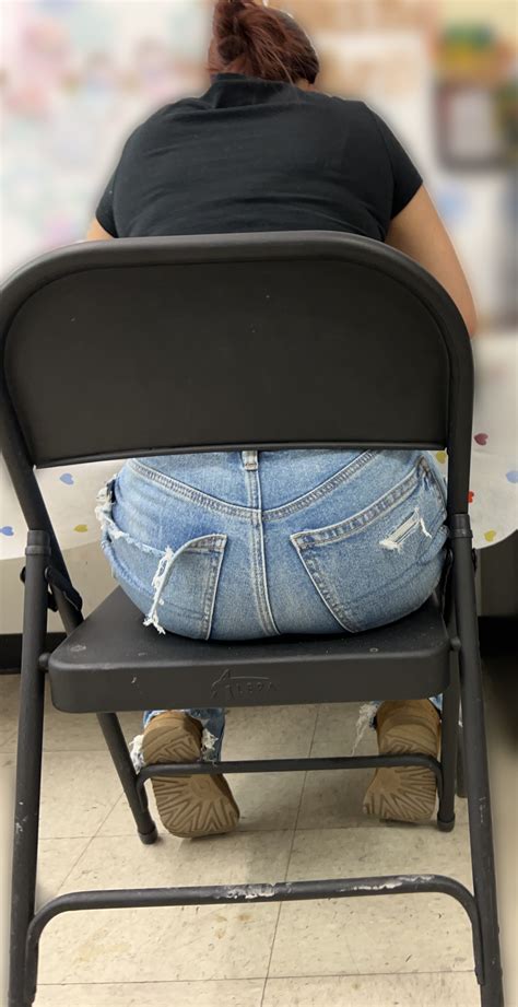 Slim Latina Up Close Sitting Down Tight Jeans Forum