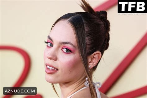 Claudia Sulewski Sexy Seen Flaunting Her Hot Cleavage At The Screening