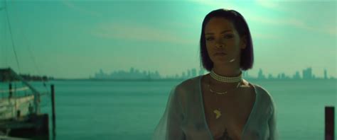 EGO Rihanna ousa transparência e mostra seios em novo clipe