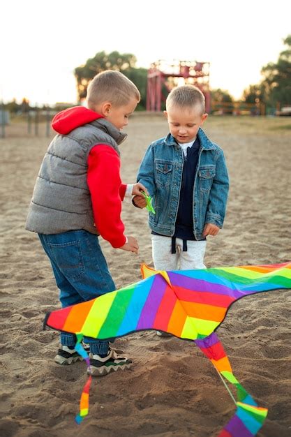 Niños felices jugando al aire libre Foto Premium