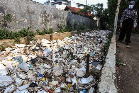 FOTO Kumuhnya Balai Kota Depok Sampah Menumpuk Di Kali Cabang Tengah