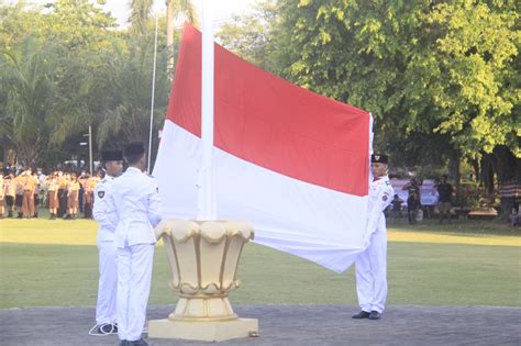 Upacara Penurunan Bendera Memperingati Hut Kemerdekaan Republik