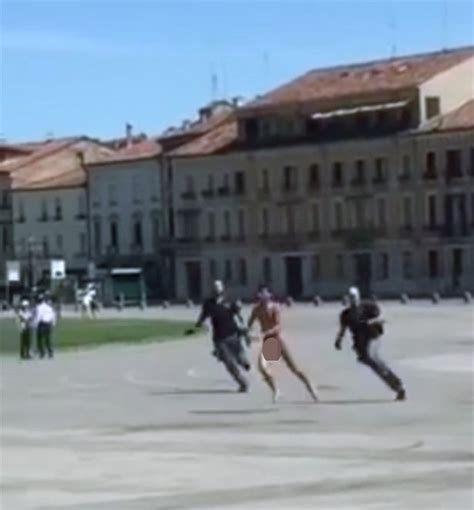 PADOVA ISLAMICO CORRE NUDO AL GRIDO ALLAHU AKBAR VIDEO Vøx