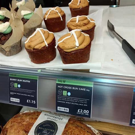 Supersupergirl S Food Reviews M S Hot Cross Bun Cake