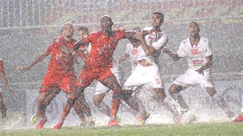 Hujan Deras Tunda Laga Persija Vs Persiraja Foto