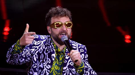 Festival Di Sanremo Dargen D Amico Canta Onda Alta