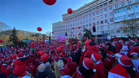 Raduno Dei Babbo Natale 50 000 Persone In Piazza Polonia La Stampa