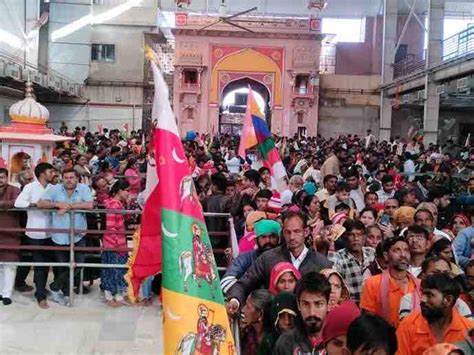 Thousands Of Devotees Visited Baba Ramdevs Samadhi Bhikshavrati Gang Harassed The Devotees