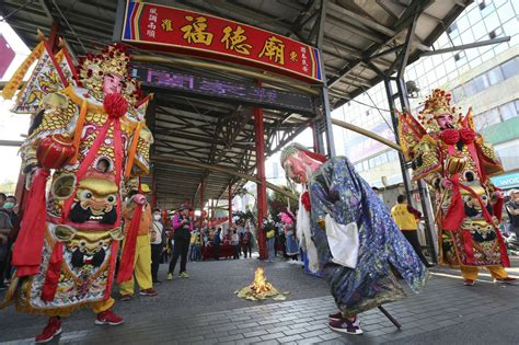 羅東防疫除煞擲筊送金鼠掀高潮 二千人陪土地公上街春遊【影音新聞】 葛瑪蘭新聞網