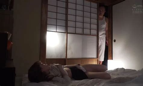 Bố chồng thiếu thốn lại bắt gặp con dâu đang thủ dâm Sex Hay SexTop movie