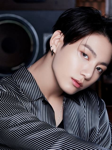 방탄소년단 정국 움직임이 화보… 미모·피지컬·포즈 완벽 텐아시아