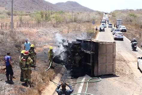 Unidad de volteo se vuelca e incendia en la Libre Mazatlán Culiacán el