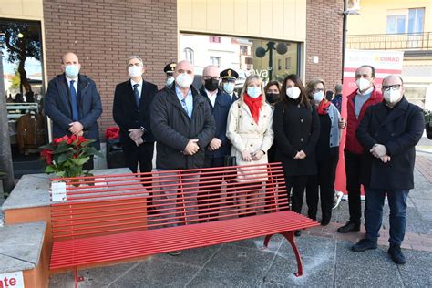 Conad dona a Tortolì due panchine rosse Ogliastra Vistanet