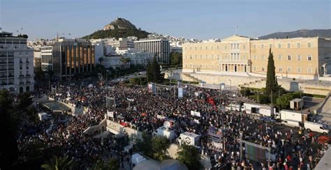 Grecia Scontri Tra Polizia E Manifestanti In Piazza Syntagma La